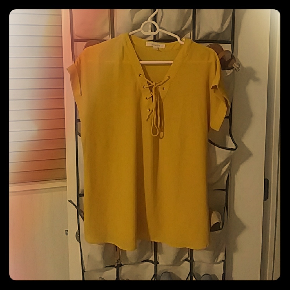Women's mustard yellow short sleeve top